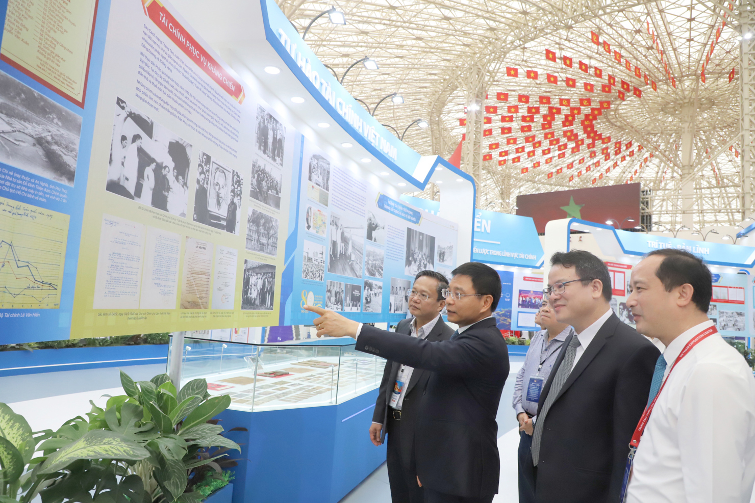 Bộ trưởng Nguyễn Văn Thắng, Thứ trưởng Trần Quốc Phương cùng đông đảo cán bộ, người dân tham quan, tìm hiểu tại gian trưng bày của Bộ Tài chính.