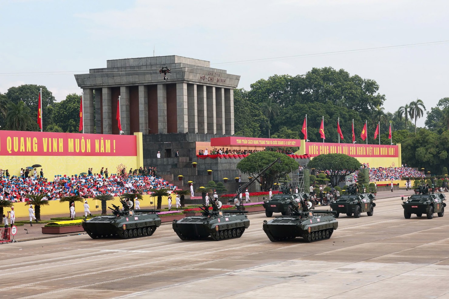 Dàn khí tài hành tiến qua Quảng trường Ba Đình lịch sử tại buổi tổng duyệt. Ảnh: Viết Thành