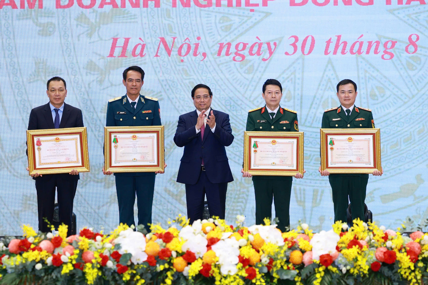 Thủ tướng Phạm Minh Ch&iacute;nh trao Hu&acirc;n chương Bảo vệ Tổ quốc tặng c&aacute;c doanh nghiệp ti&ecirc;u biểu.