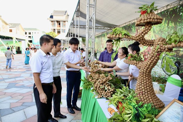 Đại biểu và khách hàng thăm quan gian hàng nhãn quả tươi tại Tuần lễ tôn vinh nhãn lồng Hưng Yên năm 2024