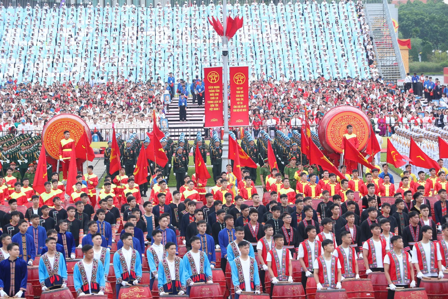Dàn trống hội hoành tráng biểu diễn tại Quảng trường Ba Đình trong lễ tổng duyệt. Ảnh: Nguyệt Ánh