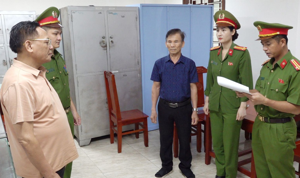 Cơ quan tố tụng tống đạt các quyết định, lệnh tố tụng đối với ông Cao Tiến Đoan.