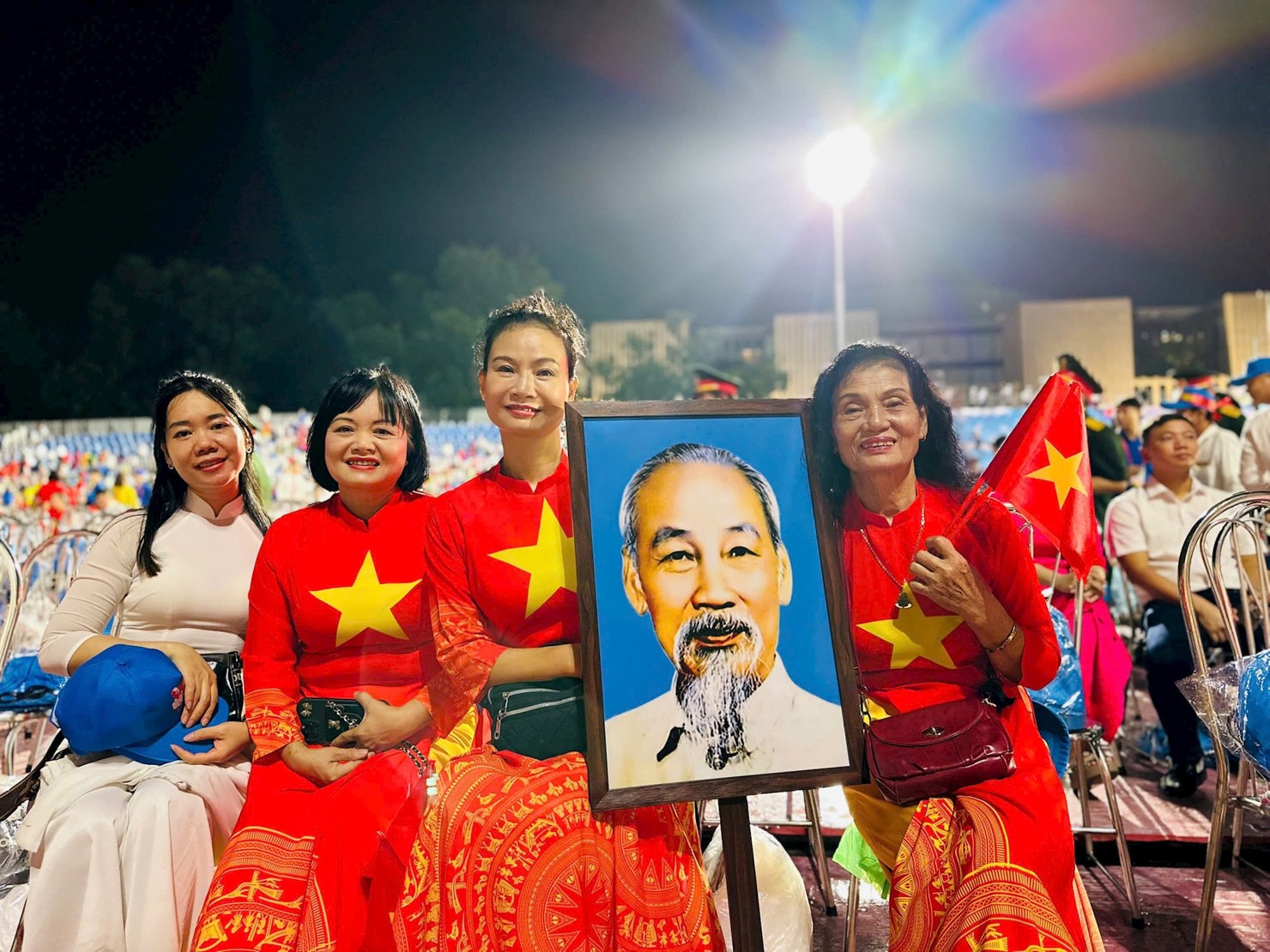 Các đại biểu nhân dân có mặt từ rất sớm, háo hức chờ buổi tổng duyệt. Ảnh: Nguyệt Ánh