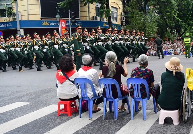Người dân hai bên đường chào đón đoàn diễu binh. Ảnh: Duy Thành