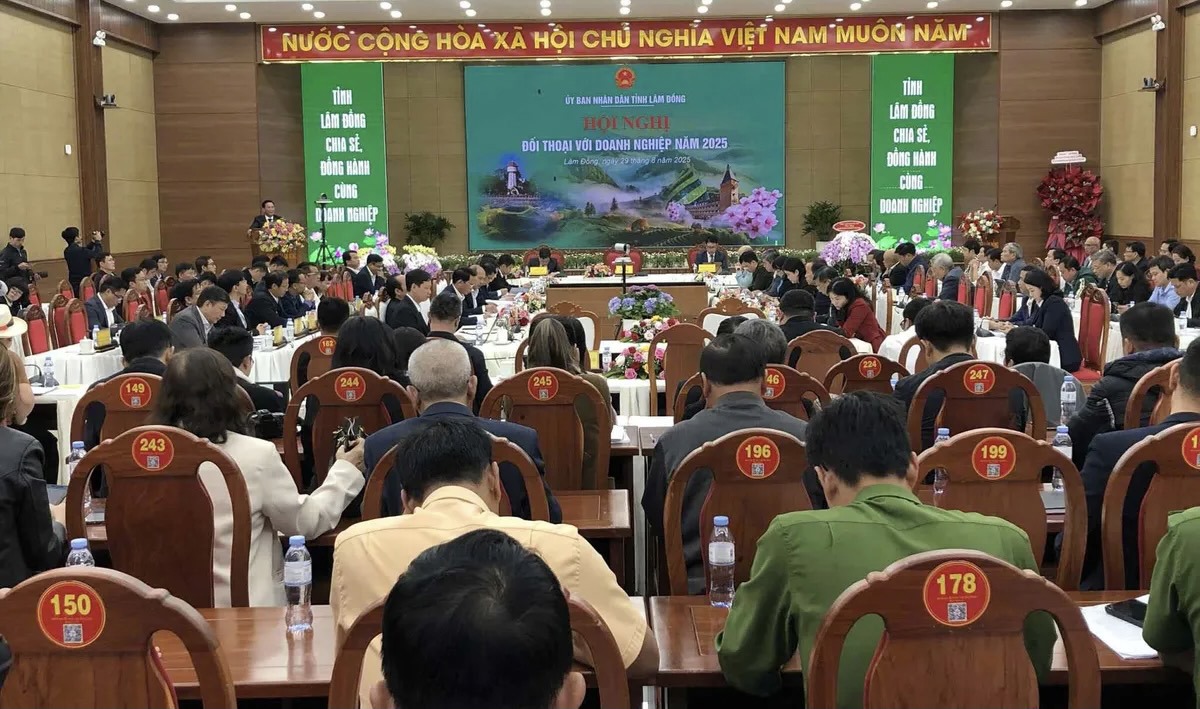 Các doanh nghiệp, nhà đầu tư và đại biểu tham gia đối thoại tại điểm cầu trực tiếp. Ảnh: N.L