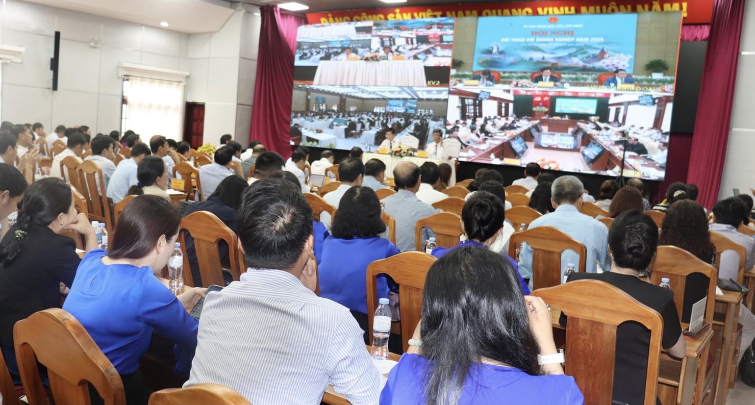 Các doanh nghiệp, nhà đầu tư và đại biểu tham gia đối thoại tại điểm cầu trực tuyến. Ảnh: Q.T