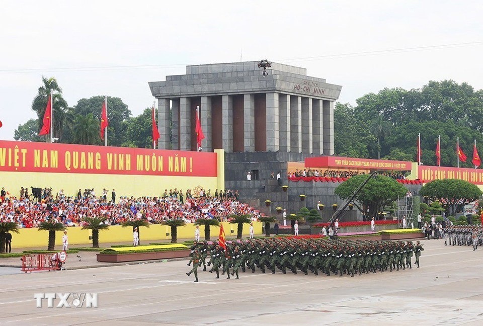 Khối chiến sĩ pháo binh diễu qua lễ đài. (Ảnh: TTXVN) 