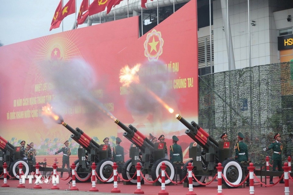Dàn pháo khai hỏa mở đầu buổi tổng duyệt từ địa điểm Sân vận động Mỹ Đình. Ảnh: Trần Thanh Giang/TTXVN