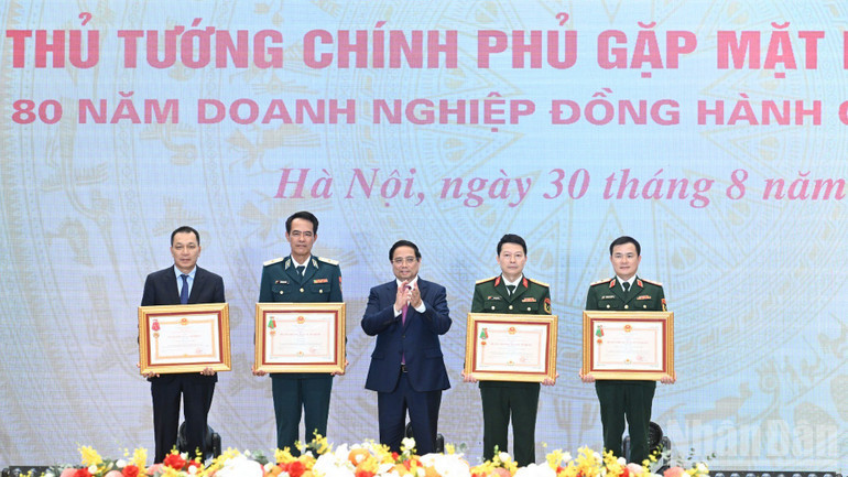 Thủ tướng Phạm Minh Chính trao Huân chương Bảo vệ Tổ quốc tặng các doanh nghiệp tiêu biểu. (Ảnh: Trần Hải)