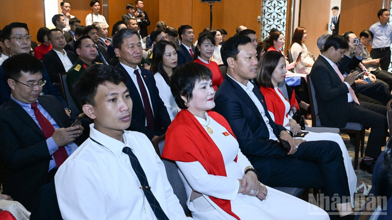 Đại diện lãnh đạo các tập đoàn, doanh nghiệp tham dự hội nghị. (Ảnh: Trần Hải)