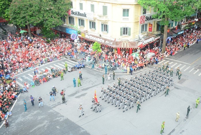 Đông đảo người dân xem đoàn diễu binh, diễu hành đi qua khu vực Tràng Tiền. Ảnh: Minh Huy