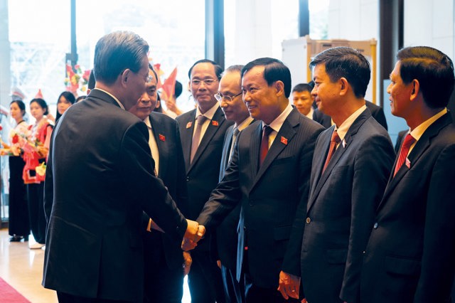 Chủ tịch Quốc hội Trần Thanh Mẫn giới thiệu với Ủy viên trưởng Nhân đại toàn quốc Trung Quốc Triệu Lạc Tế về Đoàn đại biểu Việt Nam. Ảnh: Phạm Thắng.