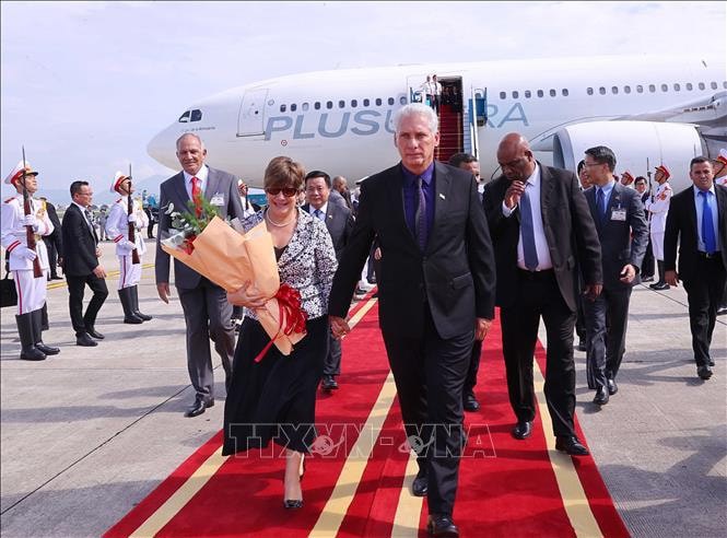 Bí thư Thứ nhất, Chủ tịch nước Cuba Miguel Díaz-Canel Bermúdez và Phu nhân đến Hà Nội, bắt đầu chuyến thăm cấp Nhà nước tới Việt Nam. Ảnh: Văn Điệp/TTXVN. 