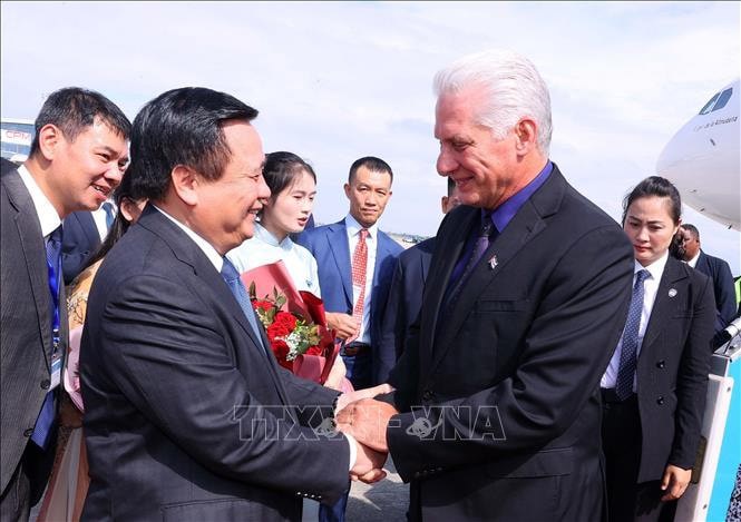 Đồng chí Nguyễn Xuân Thắng - Ủy viên Bộ Chính trị, Giám đốc Học viện Chính trị quốc gia Hồ Chí Minh, Chủ tịch Hội đồng Lý luận Trung ương đón Bí thư thứ Nhất, Chủ tịch nước Cuba Miguel Díaz-Canel Bermúdez và Phu nhân tại sân bay quốc tế Nội Bài. Ảnh: Văn Điệp/TTXVN. 