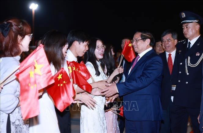 Lễ đ&oacute;n Thủ tướng Phạm Minh Ch&iacute;nh đến Thi&ecirc;n T&acirc;n, bắt đầu chuyến tham dự Hội nghị Thượng đỉnh Tổ chức Hợp t&aacute;c Thượng Hải (SCO) 2025. Ảnh: Dương Giang/TTXVN. &nbsp;