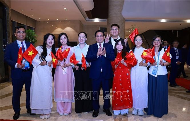 Cộng đồng người Việt Nam tại Thi&ecirc;n T&acirc;n đ&oacute;n Thủ tướng Phạm Minh Ch&iacute;nh sang tham dự Hội nghị Thượng đỉnh Tổ chức Hợp t&aacute;c Thượng Hải (SCO) 2025. Ảnh: Dương Giang/TTXVN.