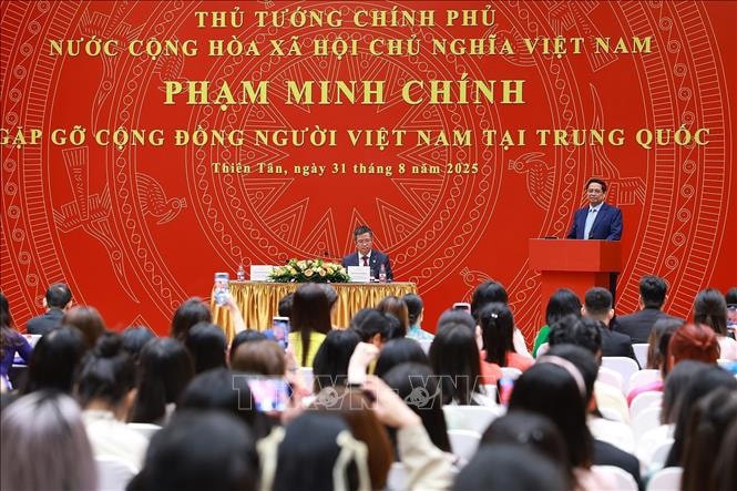 Thủ tướng Phạm Minh Chính chia sẻ với cộng đồng người Việt Nam tại Trung Quốc. Ảnh: Dương Giang/TTXVN. 