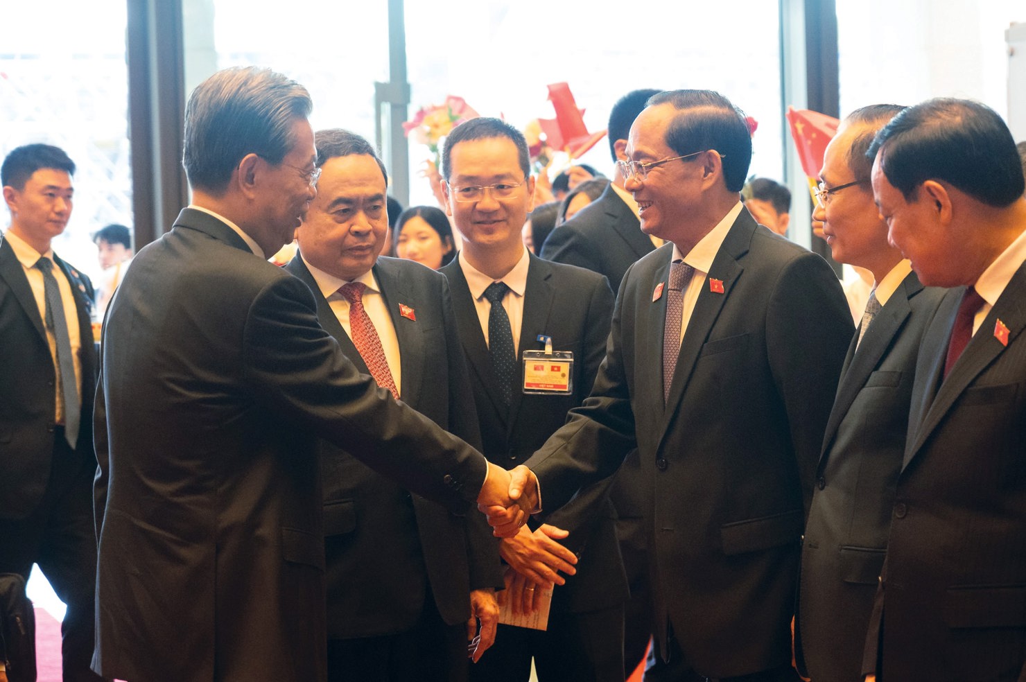 Chủ tịch Quốc hội Trần Thanh Mẫn giới thiệu với Ủy viên trưởng Nhân đại toàn quốc Trung Quốc Triệu Lạc Tế về Đoàn đại biểu Việt Nam. Ảnh: Phạm Thắng.