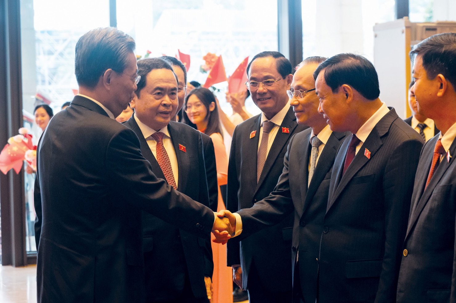 Chủ tịch Quốc hội Trần Thanh Mẫn giới thiệu với Ủy viên trưởng Nhân đại toàn quốc Trung Quốc Triệu Lạc Tế về Đoàn đại biểu Việt Nam. Ảnh: Phạm Thắng.