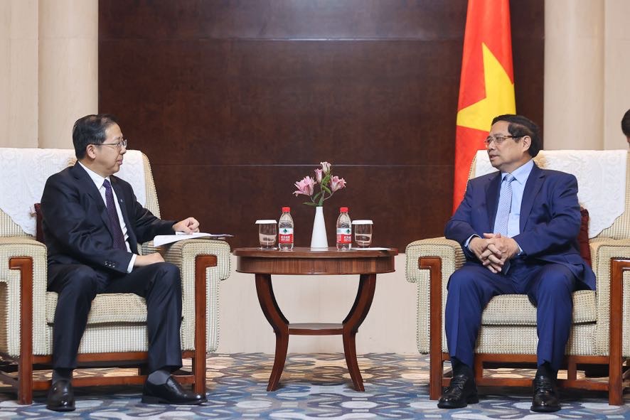 Thủ tướng đề nghị Tập đoàn Hoa Điện tiếp tục mở rộng đầu tư hiệu quả tại Việt Nam, nhất là điện sạch, điện gió, điện mặt trời, hydrogen; tăng cường chuyển giao công nghệ, trao đổi kinh nghiệm quản trị, đào tạo nhân lực, hợp tác với các đối tác Việt Nam - Ảnh: VGP/Nhật Bắc. 