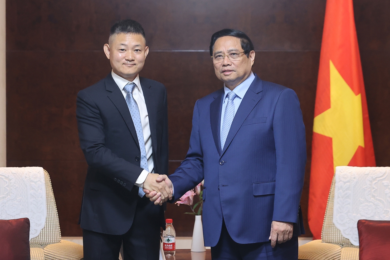 Thủ tướng Phạm Minh Chính tiếp Phó Chủ tịch Tập đoàn Khoa học kỹ thuật Yadea Vương Gia Trung - Ảnh: VGP/Nhật Bắc. 
