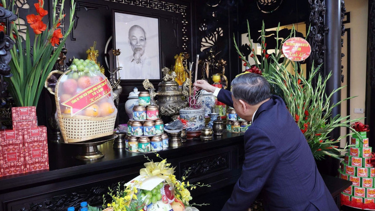 Tổng Bí thư dâng hương tại khu di tích. (Ảnh: THỐNG NHẤT/TTXVN). 