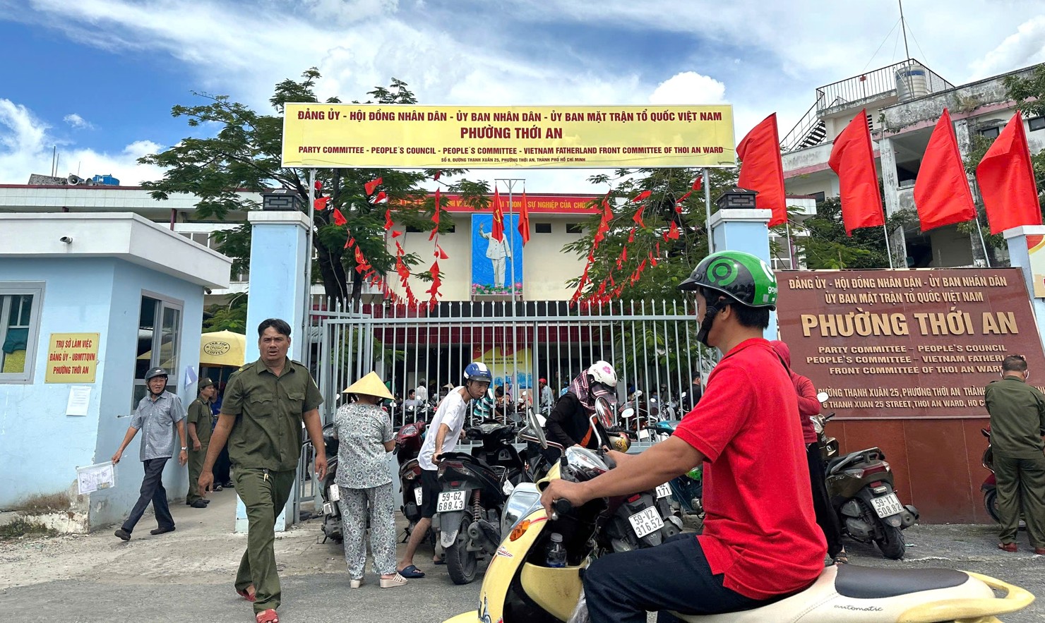 Rất đông người dân đến nhận quà trực tiếp tại trụ sở UBND phường Thới An. Ảnh: Phạm Thọ
