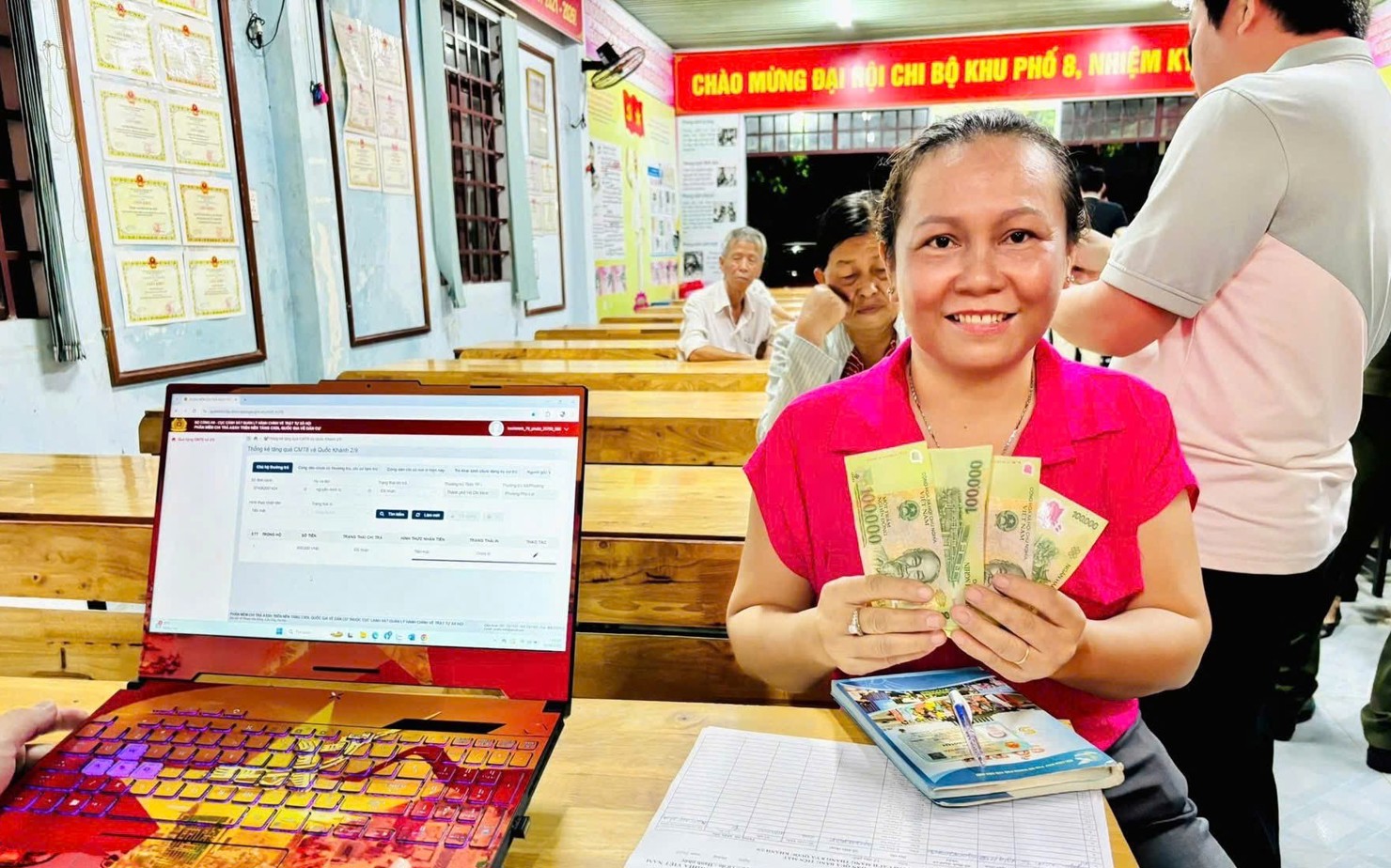 Người dân phường Dĩ An phấn khởi nhận quà mừng Quốc khánh. Ảnh: Phạm Thọ