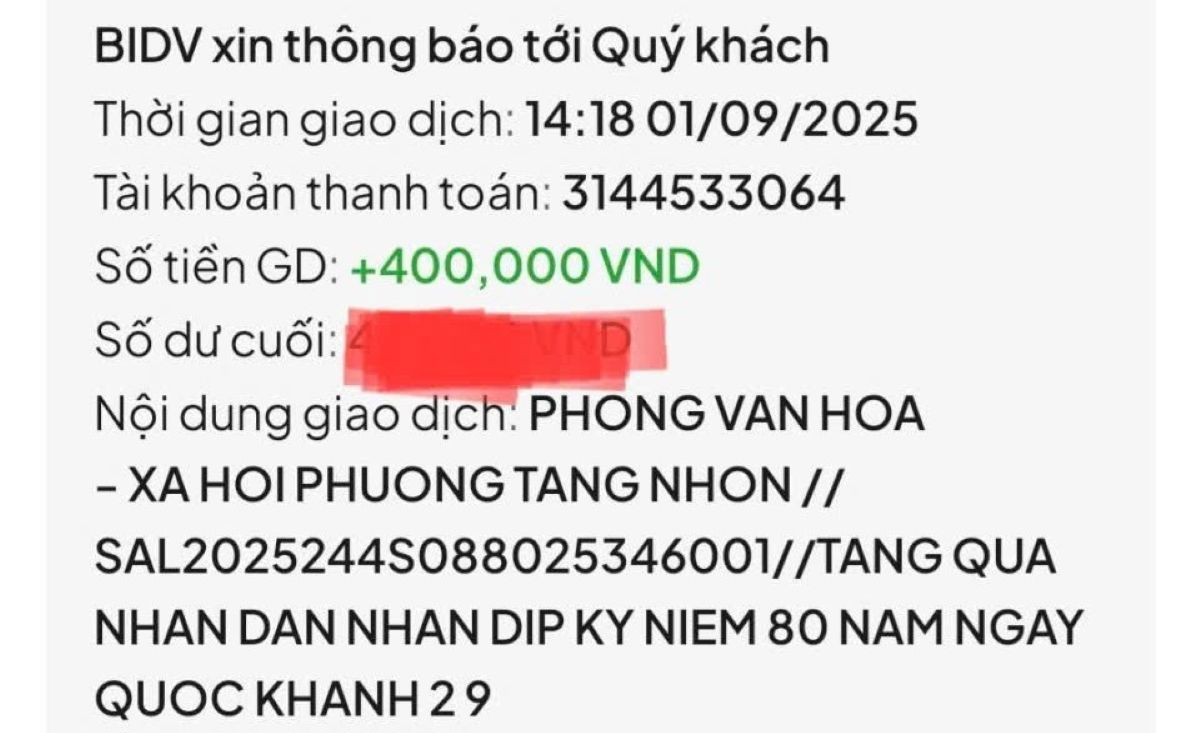 Một người dân ở phường Tăng Nhơn Phú nhận tiền qua tài khoản cho gia đình 4 người. Ảnh: QP