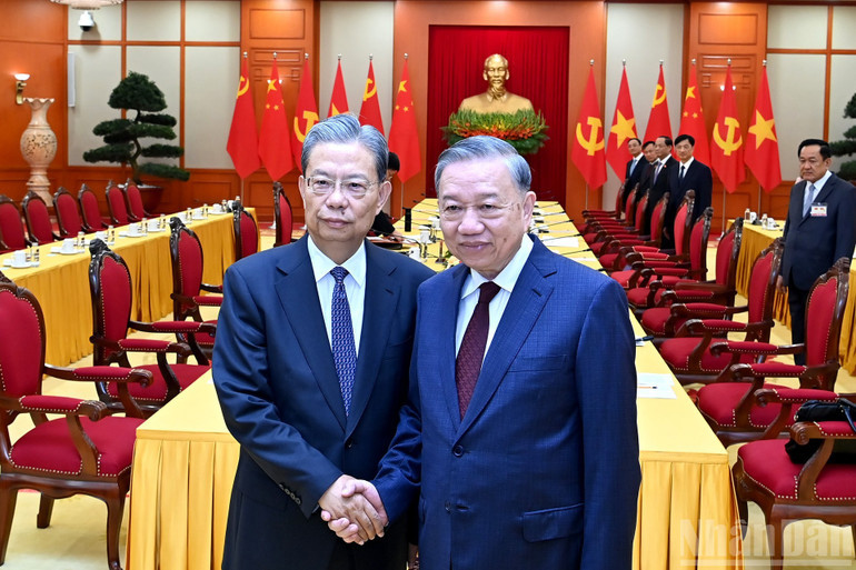 Tổng Bí thư Tô Lâm với Ủy viên trưởng Nhân đại toàn quốc Trung Quốc Triệu Lạc Tế. (Ảnh: ĐĂNG KHOA). 
