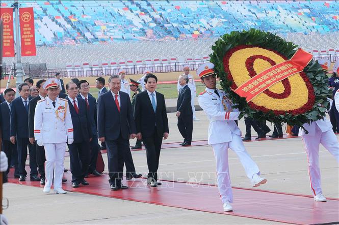 Lãnh đạo Đảng, Nhà nước đến đặt vòng hoa và vào Lăng viếng Chủ tịch Hồ Chí Minh. Ảnh: TTXVN