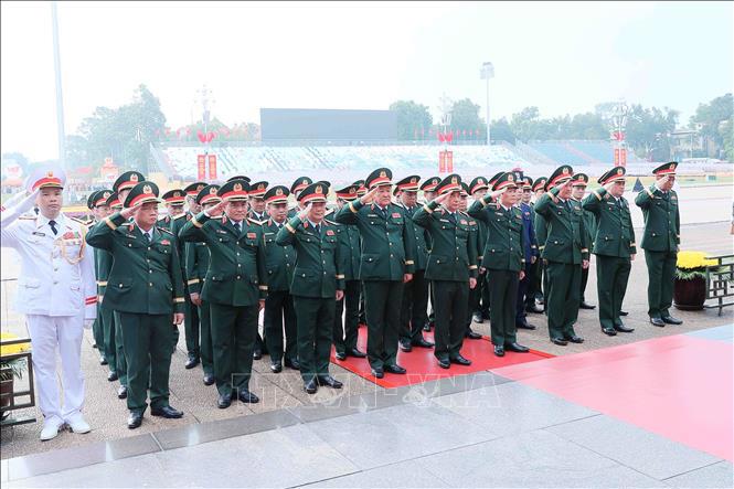 Đoàn đại biểu Quân ủy Trung ương - Bộ Quốc phòng tưởng niệm Chủ tịch Hồ Chí Minh. Ảnh: TTXVN