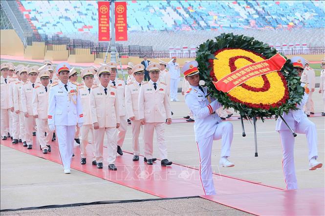 Đoàn đại biểu Đảng ủy Công an Trung ương - Bộ Công an đến đặt vòng hoa và vào Lăng viếng Chủ tịch Hồ Chí Minh. Ảnh: An Đăng/TTXVN