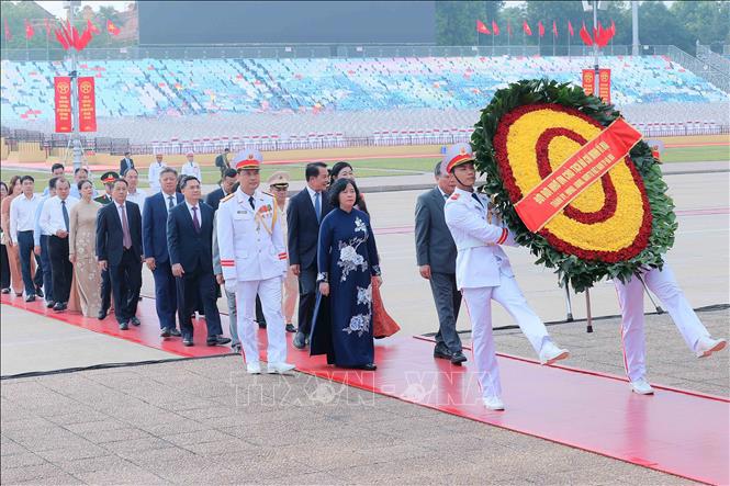 Đoàn đại biểu Thành ủy, HĐND, UBND, Ủy ban MTTQ Việt Nam thành phố Hà Nội đến đặt vòng hoa và vào Lăng viếng Chủ tịch Hồ Chí Minh. Ảnh: An Đăng/TTXVN