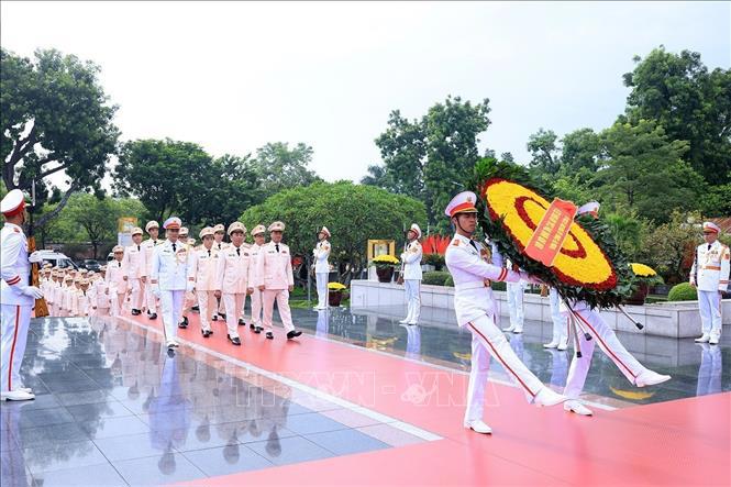 Đoàn đại biểu Đảng uỷ Công an Trung ương - Bộ Công an đến đặt vòng hoa tại Đài tưởng niệm các Anh hùng liệt sĩ. Ảnh: TTXVN