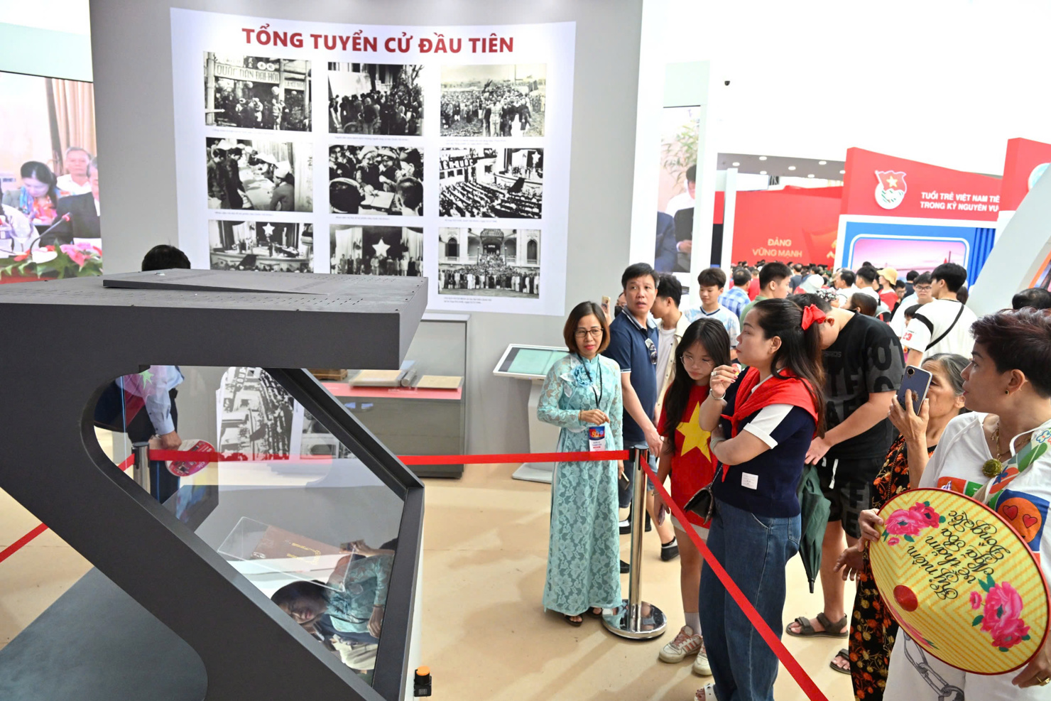 Người dân, du khách tham quan Triển lãm “Lịch sử và Sứ mệnh Quốc hội Việt Nam”.