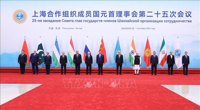 Các đại biểu chụp ảnh chung tại Hội nghị thượng đỉnh SCO ở Thiên Tân, Trung Quốc, ngày 1-9-2025. Ảnh: THX/TTXVN .