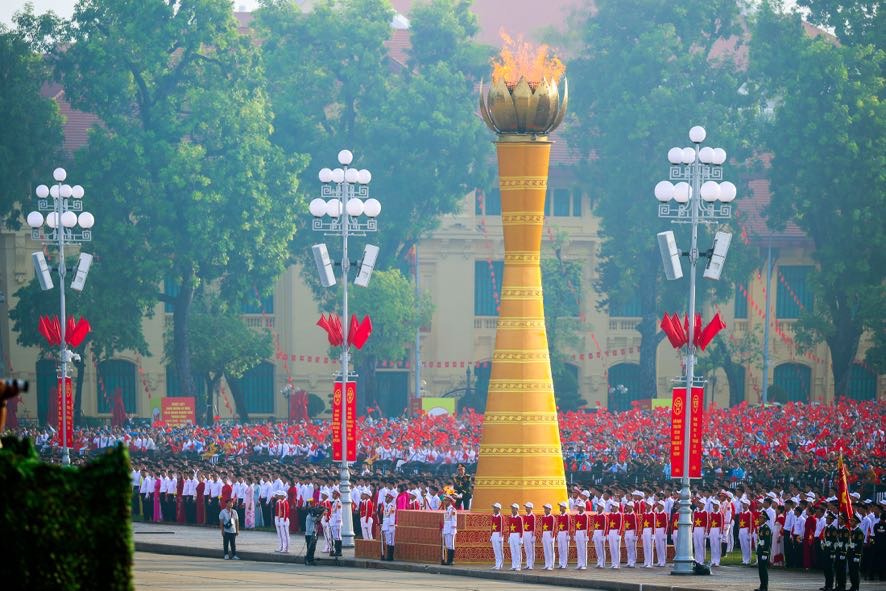 Nghi thức Rước đuốc truyền thống bắt đầu, mở đầu cho Lễ kỷ niệm.