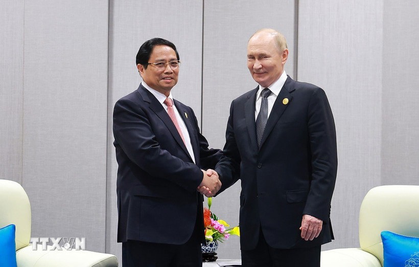 Thủ tướng Phạm Minh Chính gặp Tổng thống Nga Vladimir Putin. Ảnh: Dương Giang/TTXVN .