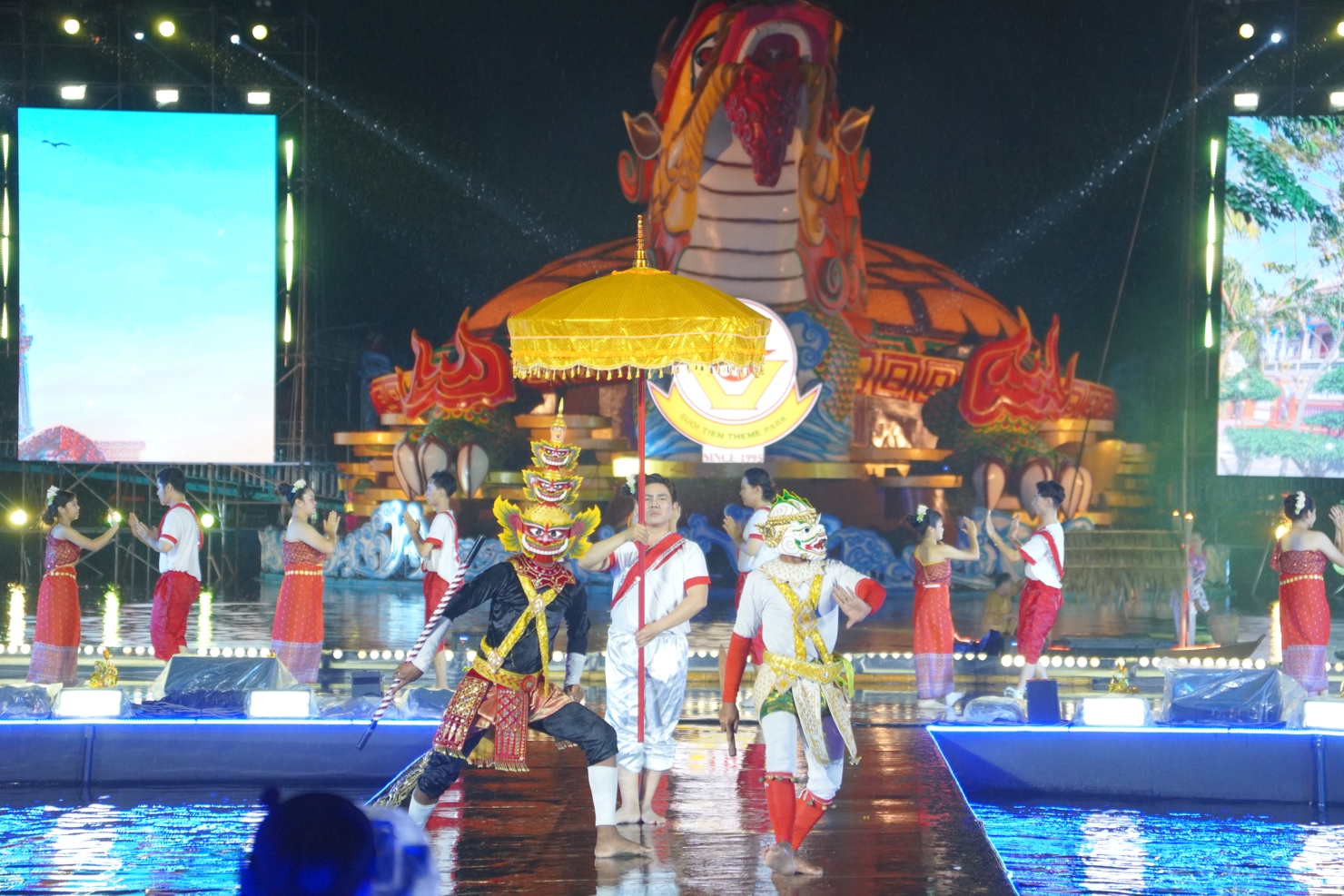 Hoạt động tại s&acirc;n khấu nước&nbsp;Kh&iacute; ph&aacute;ch Rồng Ti&ecirc;n - Kỷ nguy&ecirc;n vươn m&igrave;nh&rdquo; tại Suối Ti&ecirc;n dịp lễ 2/9.