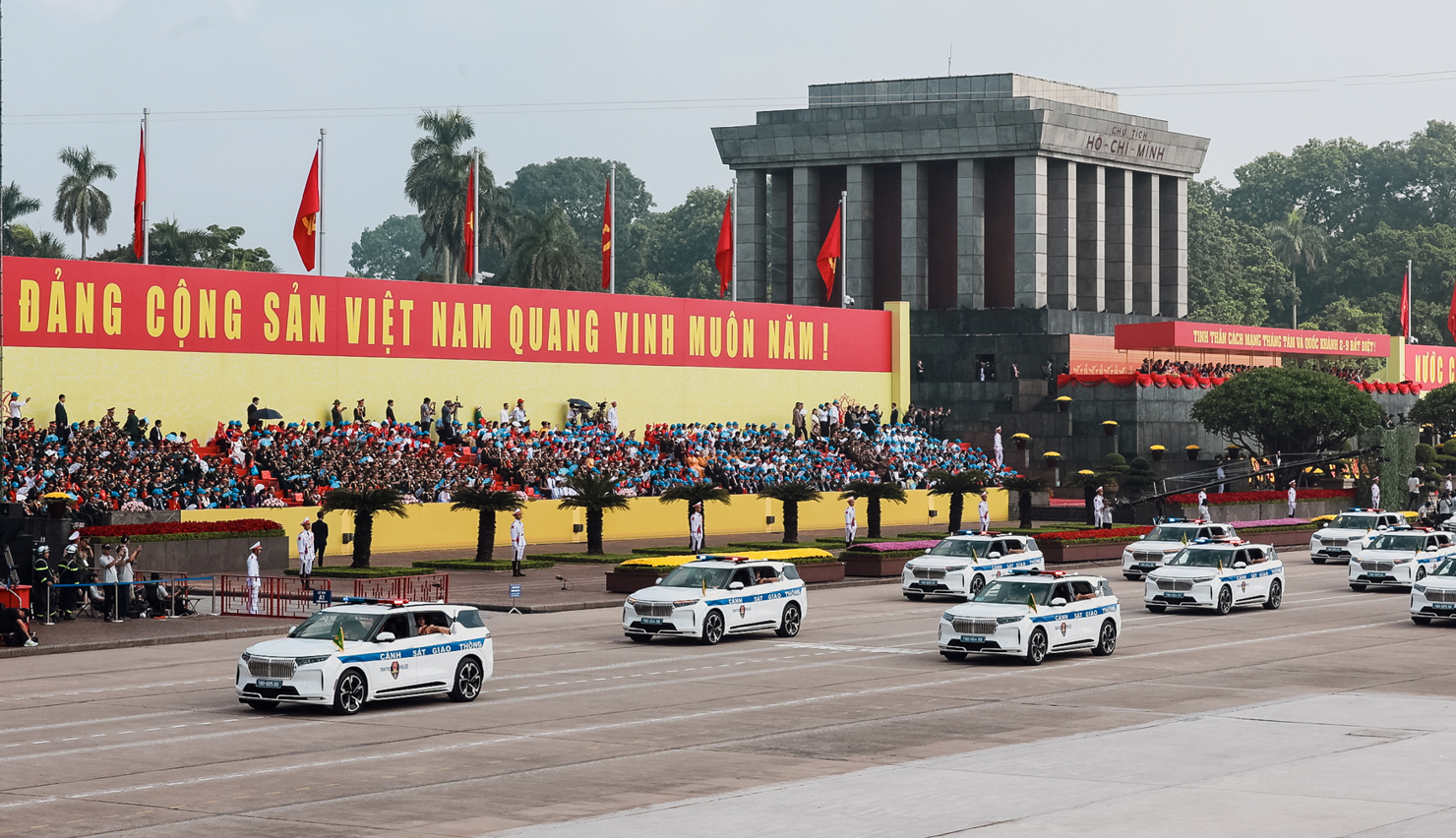 Với nhiều người, khoảnh khắc xe điện Việt xuất hiện giữa rừng người v&agrave; cờ hoa tại Lễ diễu binh, diễu h&agrave;nh ng&agrave;y 2/9 đ&atilde; khơi dậy cảm x&uacute;c tự h&agrave;o m&atilde;nh liệt, khi qu&aacute; khứ h&agrave;o h&ugrave;ng được tiếp nối bằng h&igrave;nh ảnh một Việt Nam hiện đại, đang chuyển đổi xanh mạnh mẽ v&agrave; vươn m&igrave;nh trong kỉ nguy&ecirc;n mới.