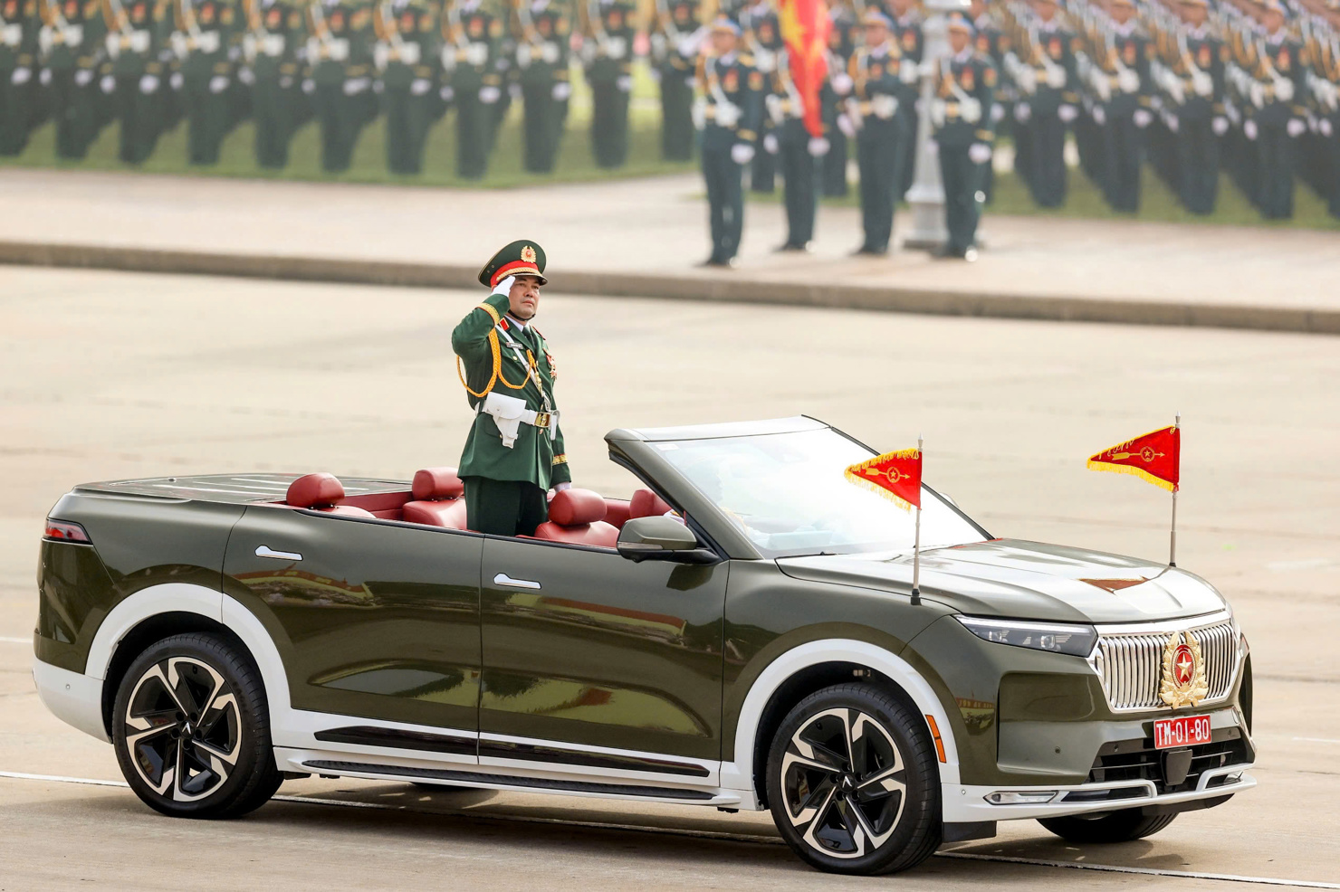 Nhiều người kh&ocirc;ng giấu được niềm tự h&agrave;o khi chứng kiến xe chỉ huy dẫn đầu c&aacute;c khối đại diện Qu&acirc;n đội Nh&acirc;n d&acirc;n Việt Nam v&agrave; d&acirc;n qu&acirc;n tự vệ tiến v&agrave;o lễ đ&agrave;i tr&ecirc;n những chiếc VF 9 mui trần. H&igrave;nh ảnh một Việt Nam với nội lực mạnh mẽ trong kỉ nguy&ecirc;n vươn m&igrave;nh được thể hiện ch&iacute;nh bằng những chiếc xe "Make in Vietnam", thay v&igrave; những chiếc xe thương hiệu nước ngo&agrave;i như trước đ&acirc;y.