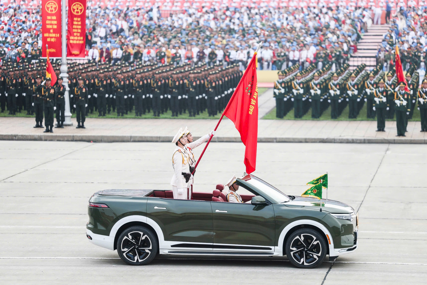 Xe chỉ huy, xe tổ C&ocirc;ng an kỳ đi qua lễ đ&agrave;i. Đ&acirc;y l&agrave; những chiếc VF 9 phi&ecirc;n bản đặc biệt được VinFast gấp r&uacute;t huy động đội ngũ kỹ sư, kỹ thuật vi&ecirc;n tr&igrave;nh độ cao ho&agrave;n thiện theo y&ecirc;u cầu của Bộ C&ocirc;ng an, để phục vụ sự kiện lịch sử của Đất nước.