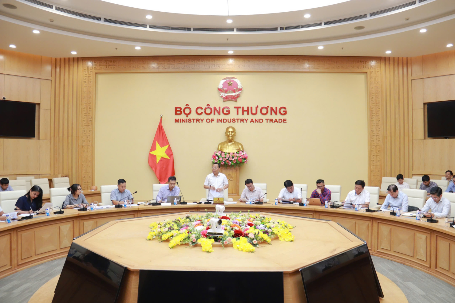 Thứ trưởng Bộ C&ocirc;ng Thương Nguyễn Ho&agrave;ng Long chủ tr&igrave; Hội nghị.