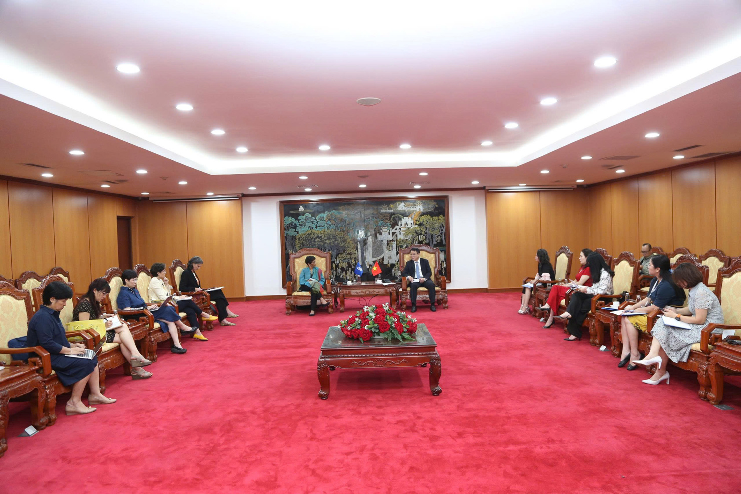 To&agrave;n cảnh buổi l&agrave;m việc.