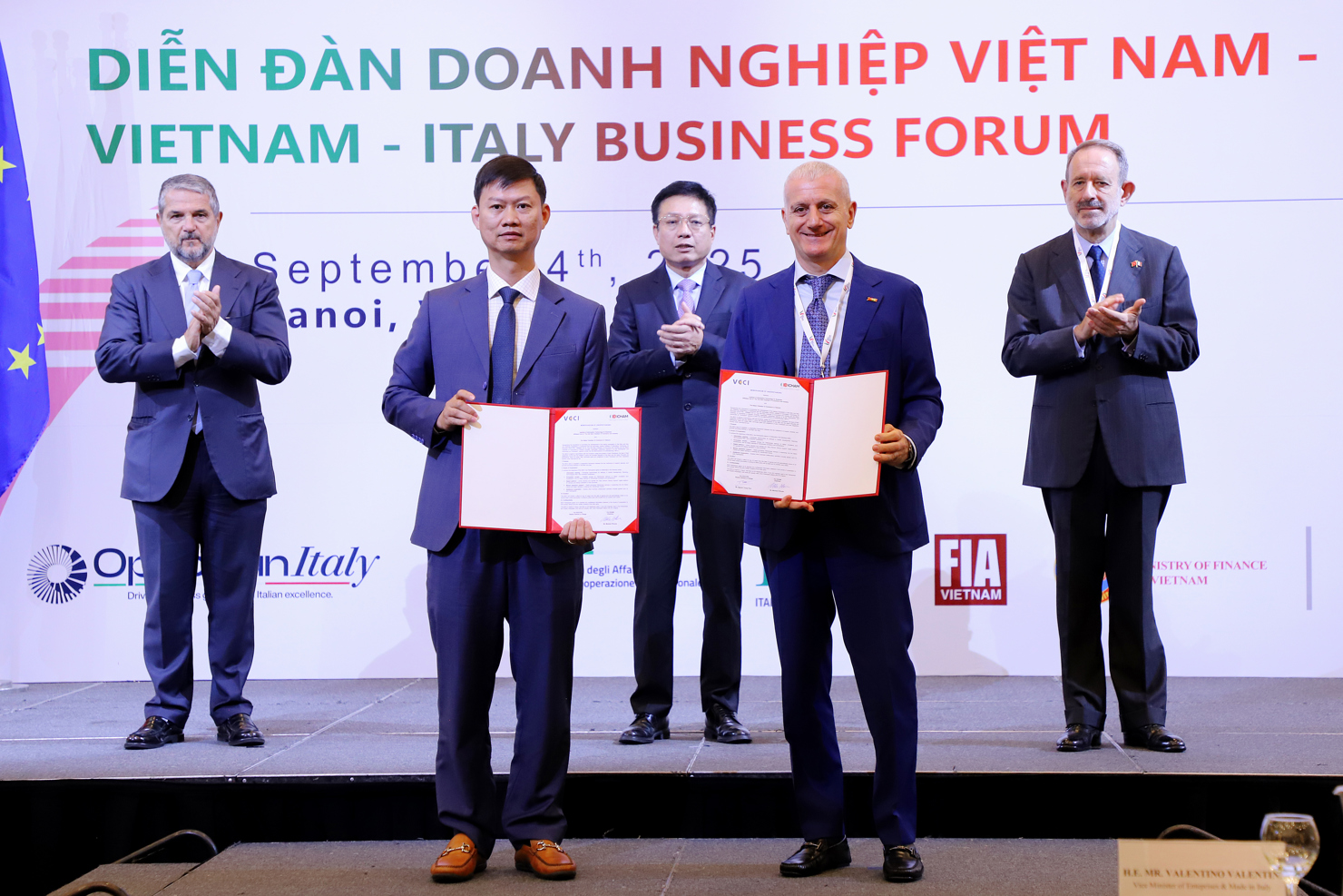Hơn 10 bi&ecirc;n bản ghi nhớ hợp t&aacute;c giữa doanh nghiệp hai nước đ&atilde; được k&yacute; kết tại Diễn đ&agrave;n.
