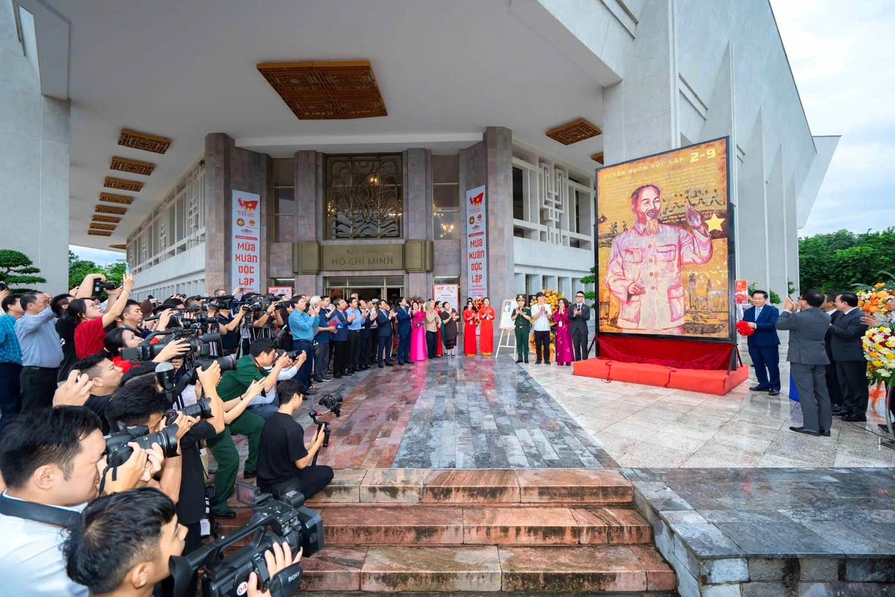 &nbsp;&nbsp;&nbsp;&nbsp;&nbsp;&nbsp;&nbsp; C&ocirc;ng ch&uacute;ng sẽ được chi&ecirc;m ngưỡng nhiều hơn nữa những t&aacute;c phẩm độc đ&aacute;o về B&aacute;c Hồ.