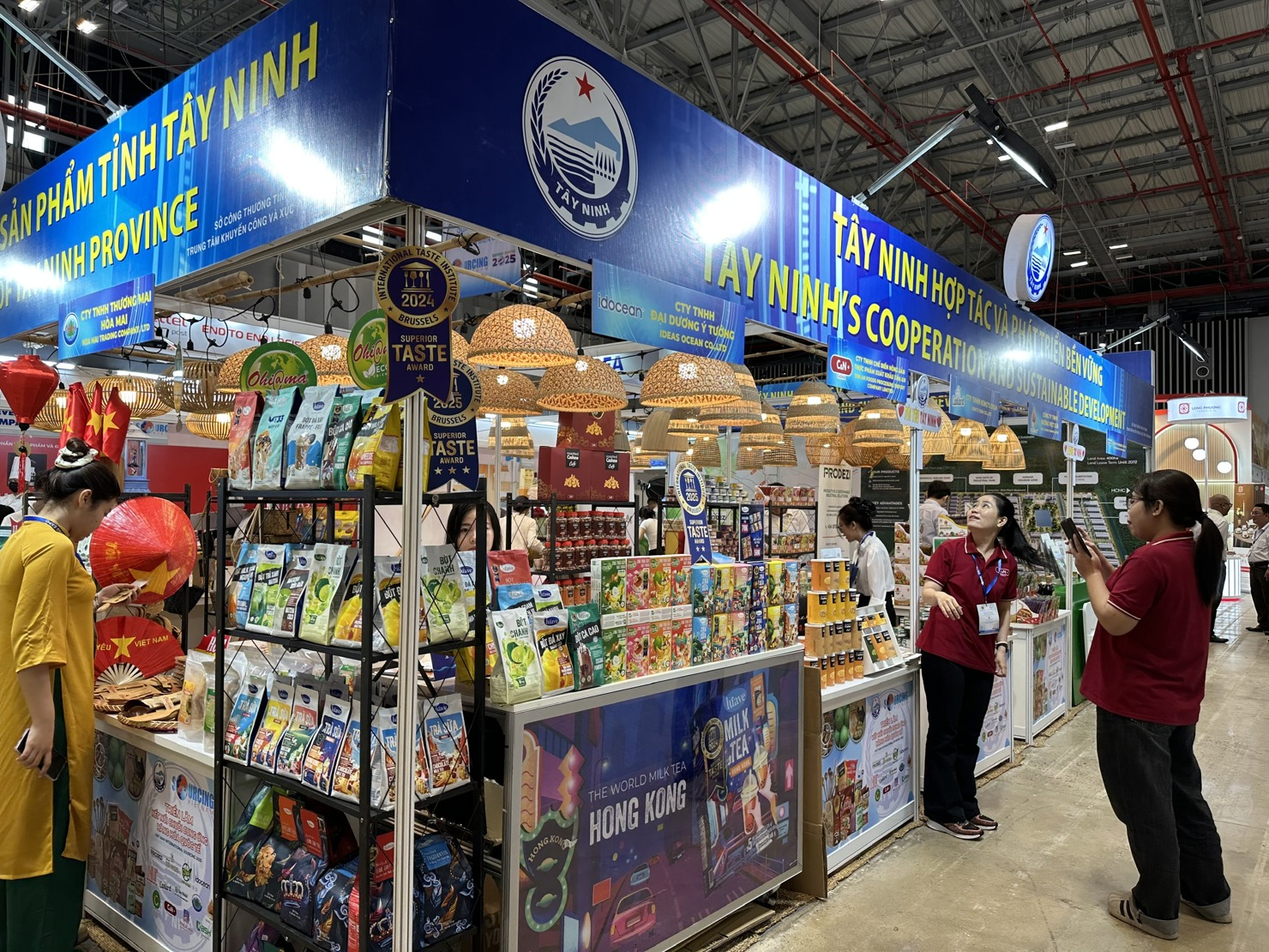 Tỉnh T&acirc;y Ninh giới thiệu nhiều sản phẩm đặc trưng tại sự kiện v&agrave; dự kiến đ&oacute;n 150 đo&agrave;n thu mua về tỉnh để kết nối. Ảnh: T.H