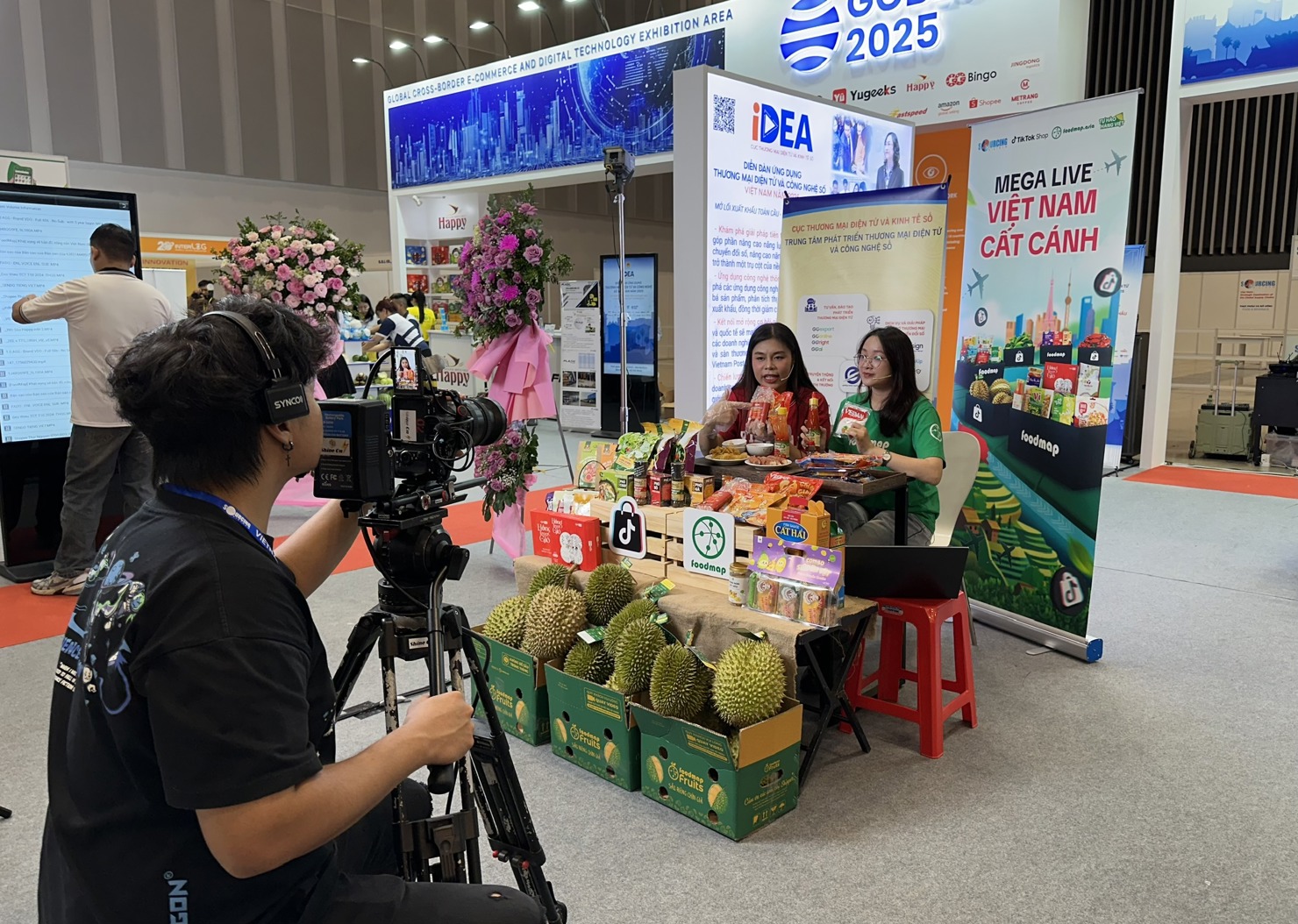 Kh&ocirc;ng chỉ giới thiệu trực tiếp, nhiều doanh nghiệp thực hiện livestream b&aacute;n h&agrave;ng . Ảnh: T.H