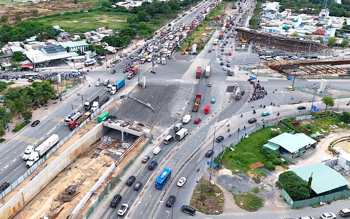 N&uacute;t giao An Ph&uacute; dự kiến&nbsp;ho&agrave;n th&agrave;nh th&ocirc;ng xe trước ng&agrave;y 31/12 đối với nh&aacute;nh cầu vượt N2 v&agrave; th&ocirc;ng xe hầm chui HC1-02 trước Tết Nguy&ecirc;n đ&aacute;n 2026. Ảnh: Phạm Bằng
